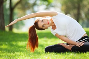 奇克男子篮球在国际邀请赛中表现抢眼，晋级关键一战