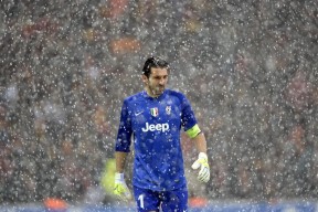 曼城后防线在近几场比赛中失球数显著减少，曼城后防线花了多少钱