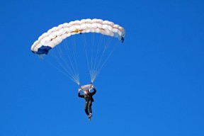 球迷自制比赛剪辑视频走红网络再现经典瞬间唤起集体回忆，足球比赛剪辑