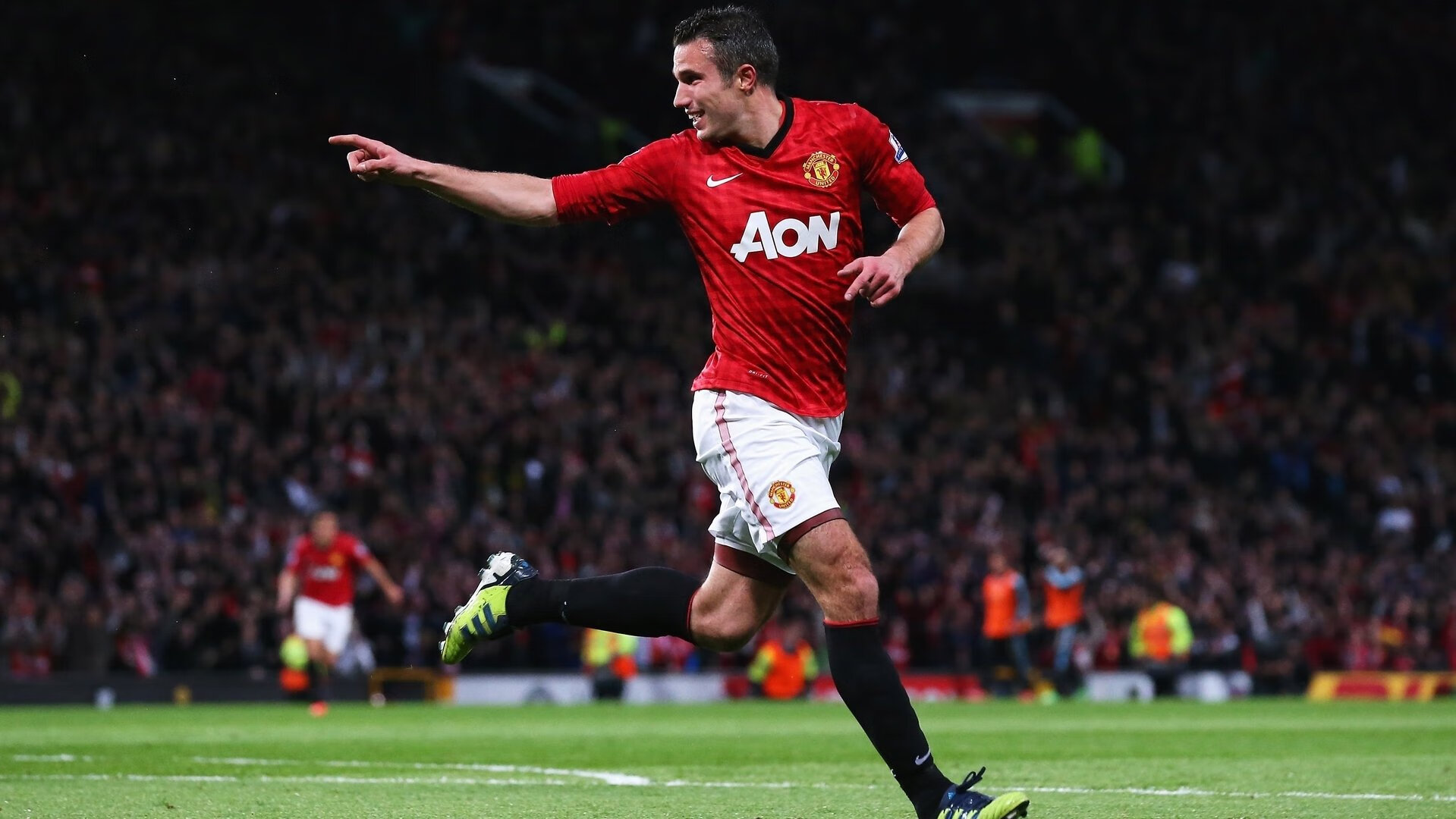 足球运动生态链构建，涵盖培训、比赛、转播全产业链，足球生涯模式